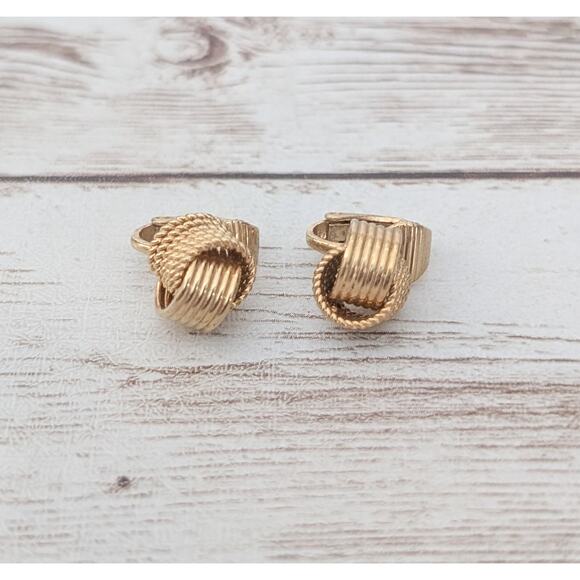 Vintage Avon Clip On Earrings - Pretty Gold Tone Interlocking Design 3/8" - Picture 1 of 7